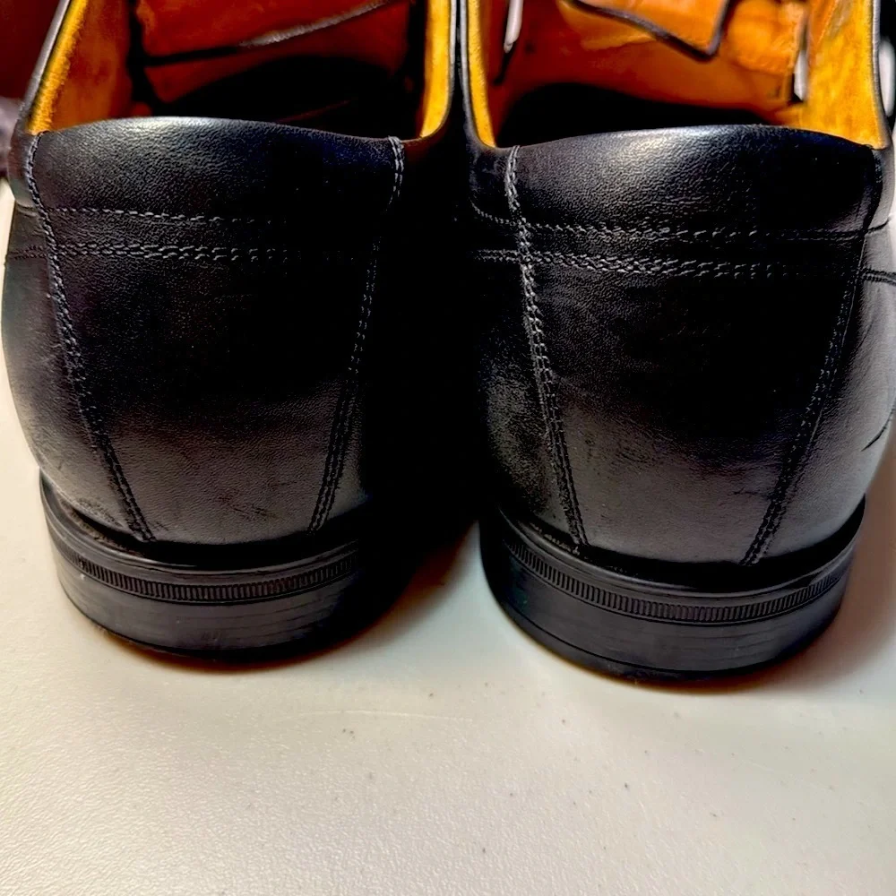 Florsheim Black Oxford Shoes with Cap Toe and Lace-Up Design